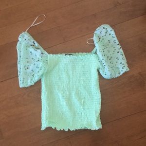 A squared sleeved top with minty colour